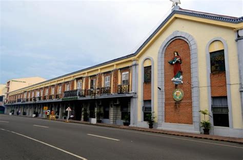 Universidad de Sta. Isabel: bachelor's programs offered.